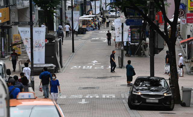 수도권 거리두기 4단계가 적용되기 하루 전인 11일 서울 명동 거리가 한산한 모습을 보이고 있다.