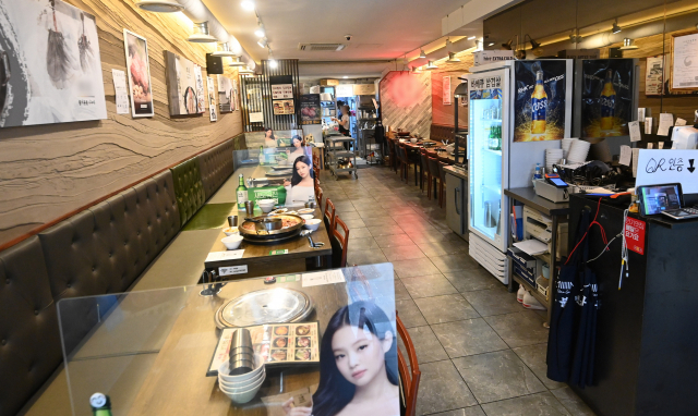 수도권 거리두기 4단계가 적용되기 하루 전인 11일 서울 명동의 한 식당이 한산한 모습을 보이고 있다.
