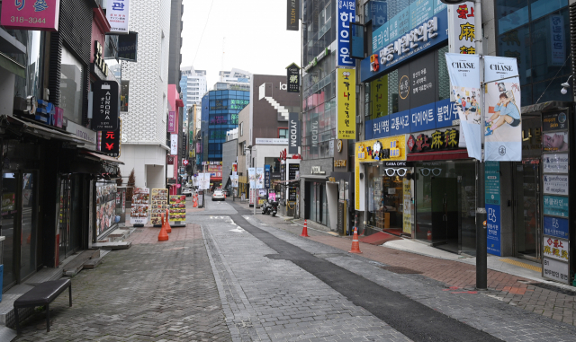 수도권 거리두기 4단계가 적용되기 하루 전인 11일 서울 명동 거리가 한산한 모습을 보이고 있다.