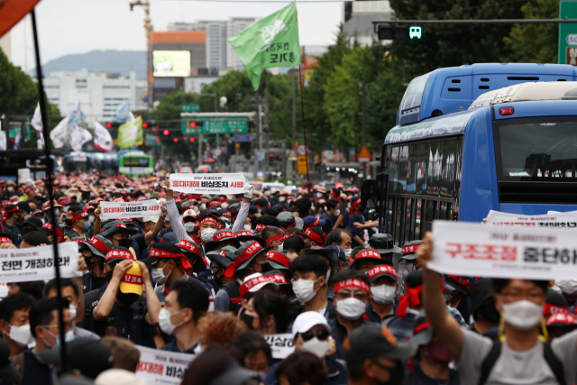 지난 3일 오후 서울 종로3가에서 민주노총 조합원들이 노동법 전면 개정 등을 요구하며 도로를 점거한 채 전국노동자대회를 열고 있다./연합뉴스