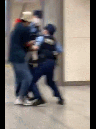 두 경찰이 흉기를 든 남성을 제압하자, 여성 경찰이 수갑을 직접 채우고 있다./영상출처=ryo0205k 트위터