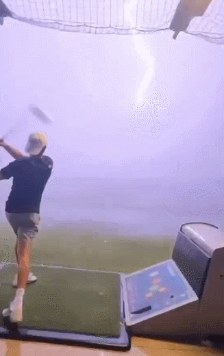 [영상] 폭풍우 뚫고 날린 골프공에 번개가 '쾅' 내리쳤다