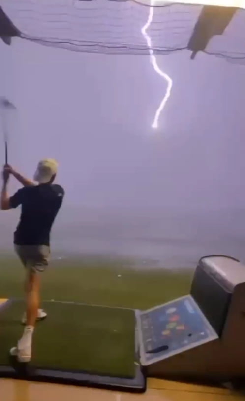 [영상] 폭풍우 뚫고 날린 골프공에 번개가 '쾅' 내리쳤다