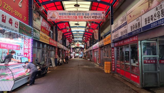 지난 10일 오후 찾은 서울 성동구 마장동 축산시장 입구가 썰렁하다. /강동헌 기자