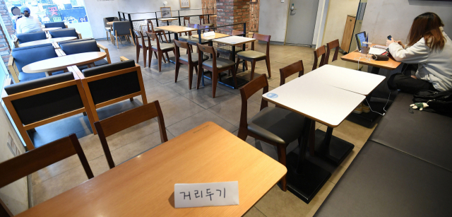 거리두기가 적용된 서울의 한 카페 내부 모습. /서울경제DB
