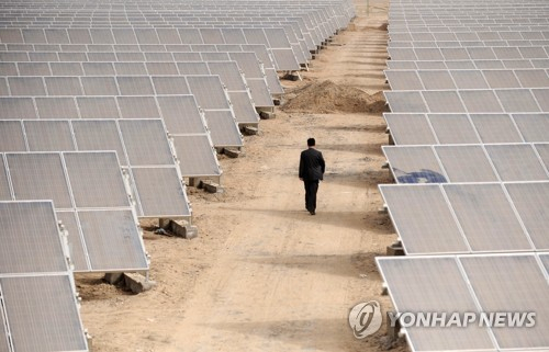 중국 신장위구르 자치구의 한 태양광 발전소의 모습./로이터연합뉴스