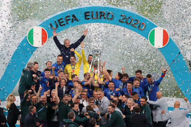 12일 유로 2020을 제패한 이탈리아 선수단이 트로피를 들고 환호하고 있다. /런던=AFP연합뉴스