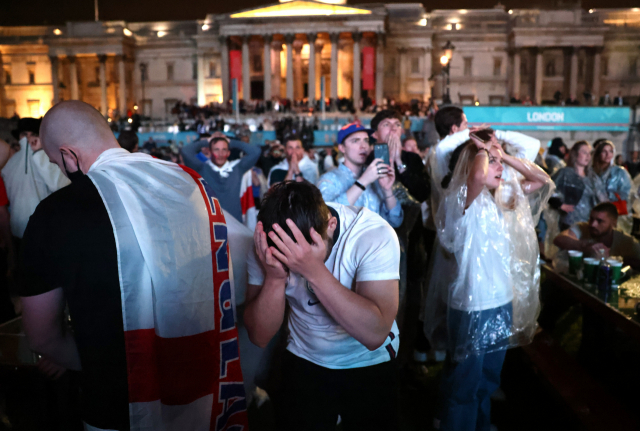 런던 트라팔가 광장에서 거리 응원하던 잉글랜드 팬들이 유로 2020 우승 좌절에 허탈해 하고 있다. /런던=로이터연합뉴스