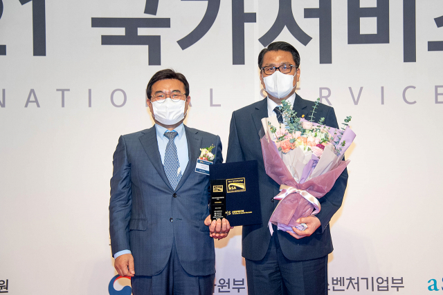 변창훈(오른쪽) 대구한의대 총장이 ‘국가서비스대상’을 수상한 뒤 기념촬영을 하고 있다./제공=대구한의대