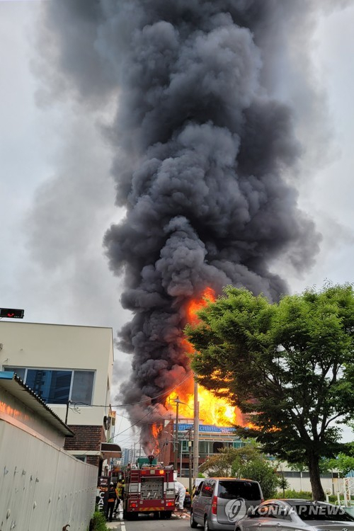 12일 오전 6시 57분께 광주 광산구 우산동 한 물류창고에서 불이 나 검은 연기가 확산하고 있다. /사진=연합뉴스