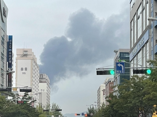 12일 오전 광주시 광산구 우산동의 한 물류창고에서 불이 나 시커먼 연기가 치솟고 있다, /연합뉴스=독자 제공