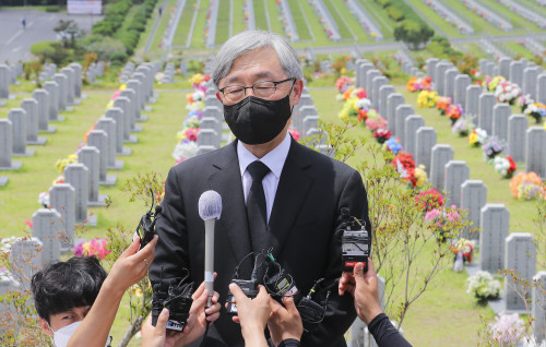 최재형 전 감사원장이 12일 오전 대전 유성 국립대전현충원 제2연평해전 전사자 묘역에서 참배한 뒤 취재진 질문을 받고 있다. /연합뉴스