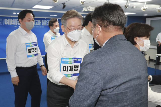 이재명 경기지사가 11일 서울 여의도 중앙당사에서 열린 더불어민주당 제20대 대통령선거 예비경선 개표식에서 윤호중 민주당 원내대표와 인사하고 있다. /연합뉴스