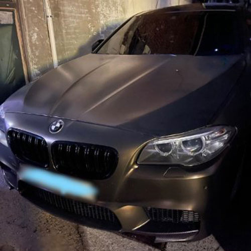 엉뚱한 휴대전화 번호를 적어둔 채 주차해둔 BMW 차량. /보배드림 캡처