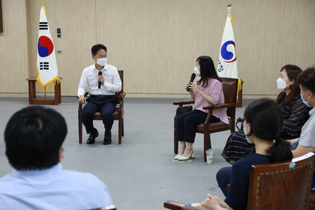 김정우(사진 맞은편 왼쪽에서 첫번째) 조달청장이 MZ세대 직원들과 간담회를 갖고 있다. 사진제공=조달청