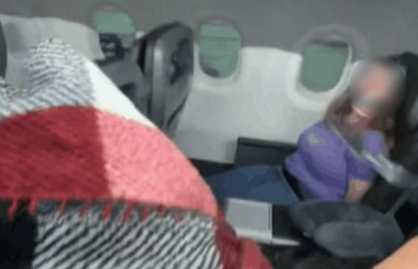 [영상] '나 내릴래' 기내서 난동 여성 승객…좌석에 테이프로 꽁꽁 묶어버린 항공사