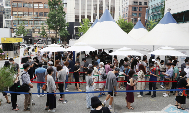 국내 신종 코로나바이러스 감염증(코로나19) '4차 대유행'이 확산하면서 신규 확진자 수가 엿새 연속 1,000명을 넘어 네 자릿수를 기록한 12일 오전 서울 강남구 보건소 선별진료소에서 시민들이 검사를 받기 위해 줄을 서고 있다./연합뉴스