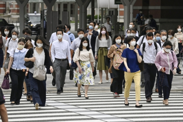 지난 8일 오전 일본 도쿄역 인근에서 마스크를 쓴 사람들이 횡단보도를 건너고 있다./교도연합뉴스
