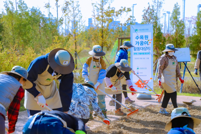 국립세종수목원이 운영중인 교육프로그램 ‘정원가꿈이’ 참가자들이 정원을 가꾸고 있다. 사진제공=국립세종수목원