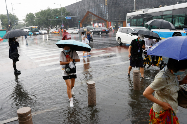 12일 중국 베이징 한 거리의 횡단보도에 빗물이 고여있다. /로이터연합뉴스