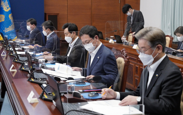 오세훈·이재명 '수도권에 백신 더 줘야'...文 '방역 실패시 모두가 책임'