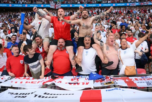 11일(현지 시간) 2020 유럽축구선수권대회(유로 2020) 결승전이 열린 영국 런던 웸블리스타디움에서 잉글랜드 팬들이 마스크를 쓰지 않은 채 응원하고 있다./AFP연합뉴스