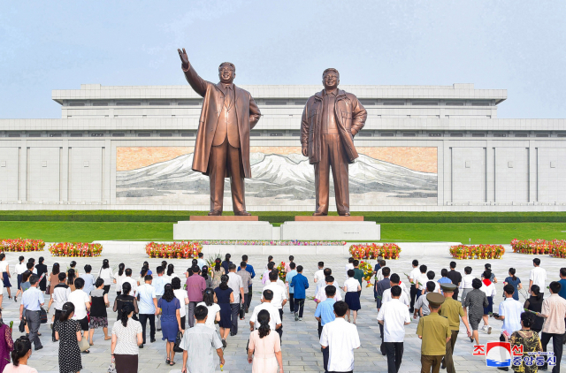 북한 김일성 주석 사망 27주기인 지난 8일 근로자들, 인민군 장병, 학생들이 평양의 만수대에 있는 김일성·김정일 동상에 참배하고 있다./연합뉴스