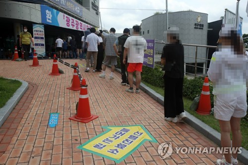 12일 오전 광주 서구보건소 선별진료소에서 신종 코로나바이러스 감염증(코로나19) 검사를 받으려는 시민들이 줄을 서 있다. /사진=연합뉴스