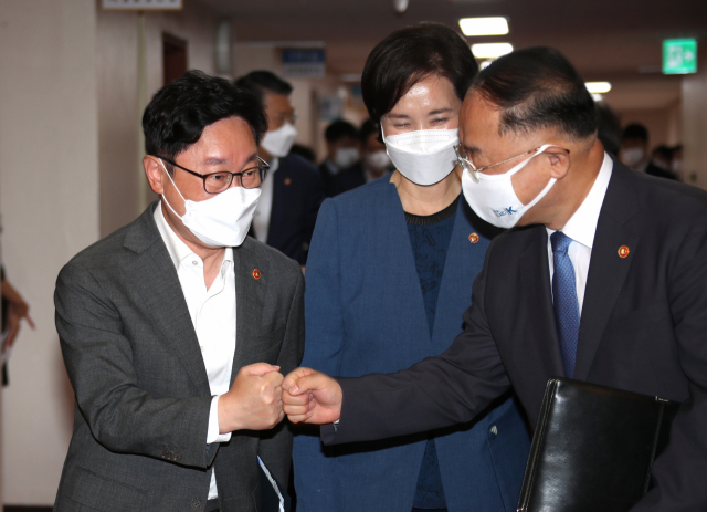 홍남기 '손실보상 0.6조 모자라면 국회와 협의해 늘리겠다' | 서울경제