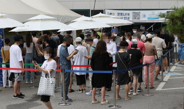 13일 오전 서울 강남구 보건소 선별진료소에서 시민들이 신종 코로나바이러스 감염증(코로나19) 선별 검사를 받기 위해 대기하고 있다. /연합뉴스