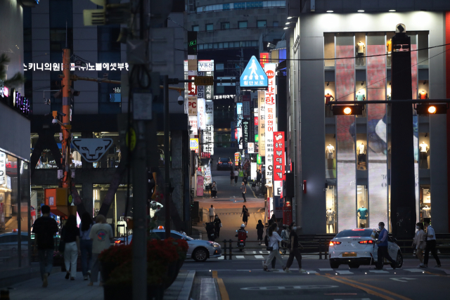 사회적 거리두기 4단계 적용 첫날인 지난 12일 저녁 시민들이 서울 강남역 거리를 걷고 있다. /연합뉴스