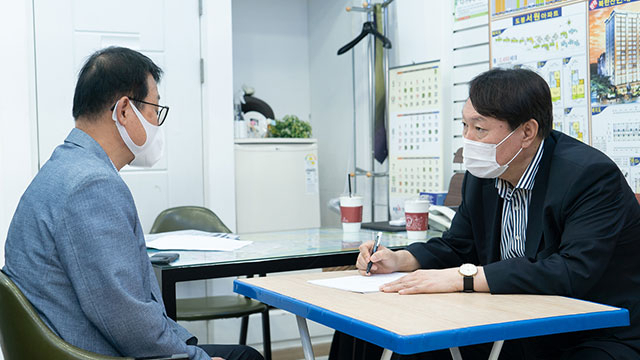 야권 대선주자인 윤석열 전 검찰총장이 13일 서울 도봉구의 한 부동산중개업소를 찾아 중개사와 대화를 나누고 있다./사진제공=윤석열 예비후보 캠프