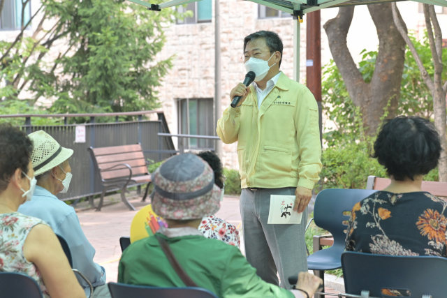 7월 1일 서울 중구 다산동 충현어린이공원에서 서양호 중구청장이 주민들에게 공원 재조성 사업을 설명하고 있다. /사진 제공=중구