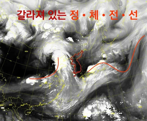 12~13일 수증기 위성 영상. 정체전선이 우리나라를 사이에 두고 동과 서로 갈라져 있다. /기상청 제공.