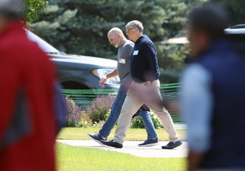 8일(현지시간) 선밸리 콘퍼런스에서 처브그룹 CEO 에반 그린버그와 함께 걸어가는 빌 게이츠(오른쪽). /AFP연합뉴스