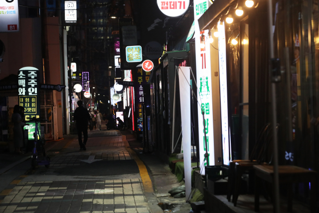 사회적 거리두기 4단계 적용 첫날인 12일 저녁 서울 강남역 일대 식당가가 비교적 한산한 모습이다. /연합뉴스