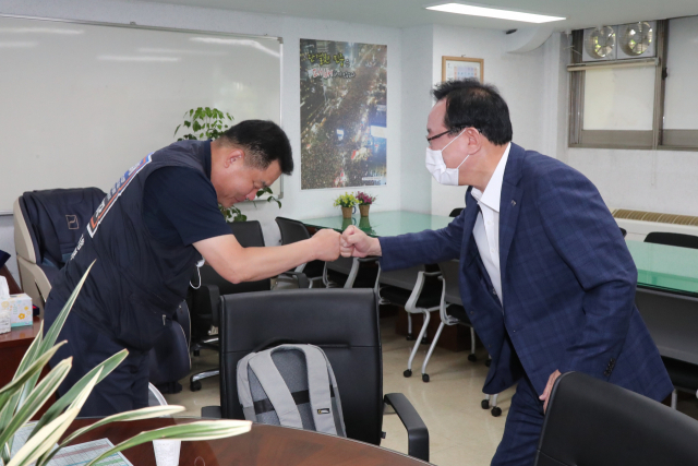 송철호 울산시장이 13일 오전 현대자동차 노동조합을 방문해 이상수 지부장과 악수를 나누고 있다. /사진제공=울산시