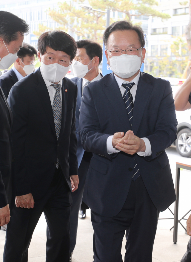 김부겸 국무총리가 13일 오후 세종시 반곡동 고용노동부 별관에서 열린 산업안전보건본부 출범식에 참석하고 있다./세종=연합뉴스