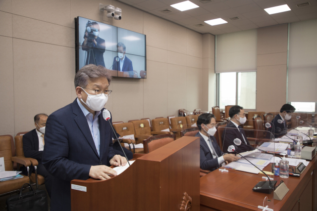 권칠승 중소벤처기업부 장관이 13일 국회에서 열린 산업통상자원중소벤처기업위원회 전체회의에서 추경안 제안설명을 하고 있다. /성형주기자