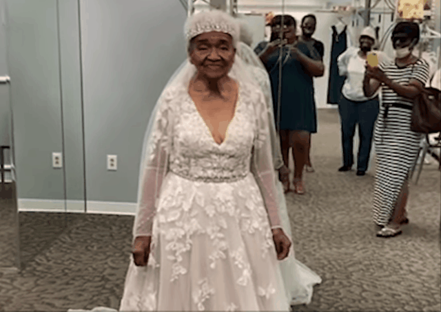 미국 버밍엄에서 94세 할머니가 본인의 꿈이었던 웨딩드레스를 입고 웃어보이고 있다./출처=유튜브