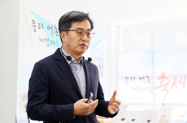 야권 잠룡으로 거론되는 김동연 전 경제부총리가 지난달 21일 충남 서산시 지곡면 중리어촌체험마을을 방문, 어민들을 대상으로 특강을 하고 있다./연합뉴스