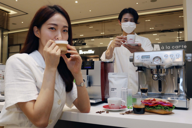 신세계백화점 모델들이 서울 중구 본점 2층 ‘유라 앤 브레빌’ 매장에서 스위스 프리미엄 전자동 커피머신 브랜드 ‘유라’와 호주의 반자동 에스프레소 머신 ‘브레빌’을 소개하고 있다. 신세계백화점은 홈카페족을 겨냥해 오는 25일까지 일부 상품을 약 18% 할인해 판매한다./사진 제공=신세계백화점