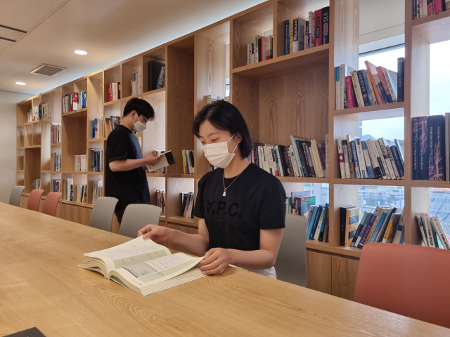 서울 중구 장교동에 위치한 한화시스템의 사내 도서관에서 직원들이 책을 읽고 있다./사진=한화시스템 제공