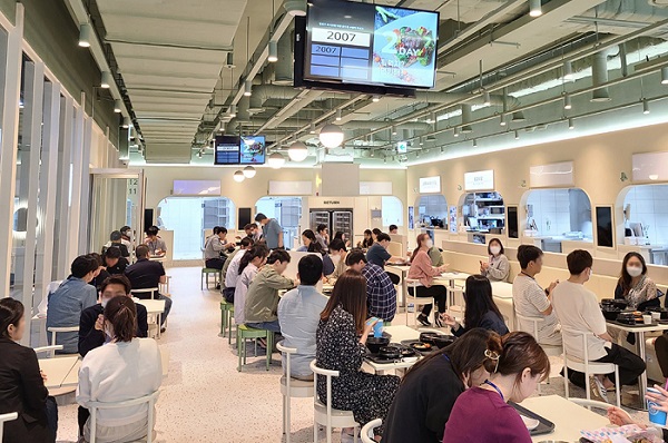 점심메뉴만 250개…MZ세대 사로잡는 디지털 구내식당의 진화