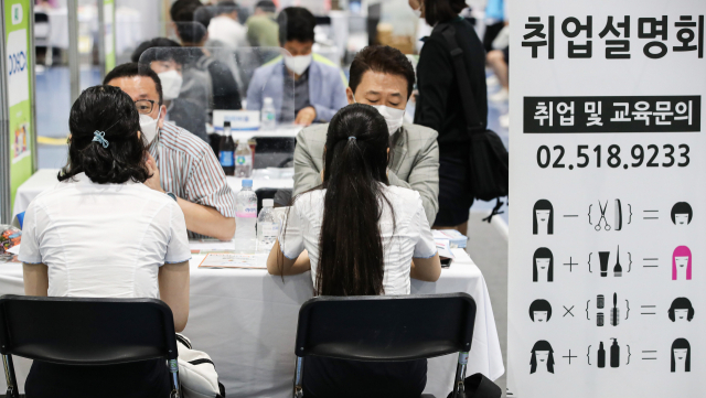 지난달 15일 오전 서울 강남구 세텍(SETEC)에서 개막한 2021 고졸 성공 취업 대박람회를 찾은 학생들이 각종 기업들의 채용 정보를 상담하고 있다./연합뉴스