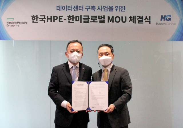 한미글로벌-한국 HPE MOU 체결식에서 이상호(왼쪽) 한미글로벌 총괄사장과 김영채 한국 HPE 대표가 포즈를 취하고 있다. /한미글로벌 제공