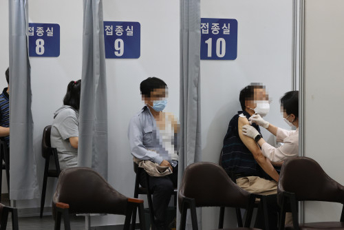지난달 8일 오전 서울 성북구 예방접종센터에서 시민들이 백신 접종을 받고 있다. /연합뉴스