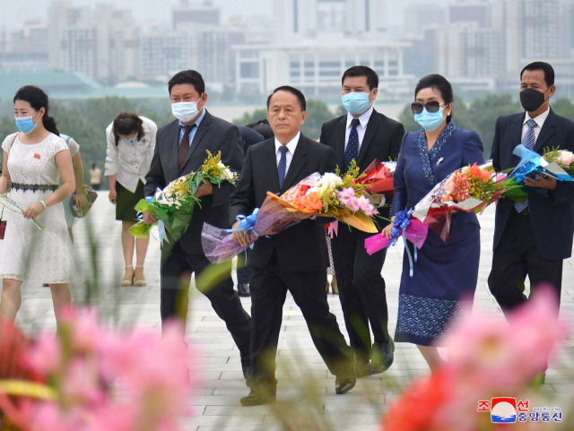 북한 김일성 주석 사망 27주기인 지난 8일 북한 주재 베트남, 라오스 특명전권대사와 직원들이 평양 만수대에 있는 김일성·김정일 동상에 꽃바구니와 꽃다발을 헌화하고 있다. /연합뉴스