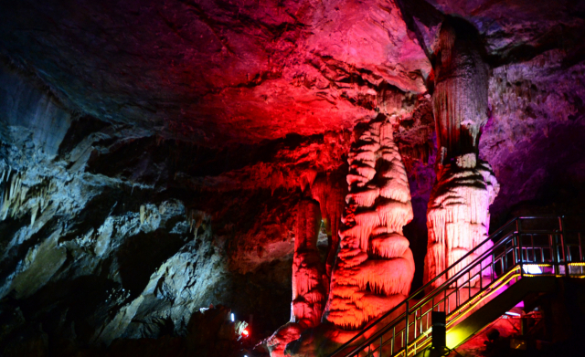 강원도 지방기념물 33호인 화암동굴은 1922년부터 1945년까지 금을 캐던 광산으로 23년간 약 30㎏의 금을 채굴한 국내 5위의 금광이었으나 금맥을 찾던 중 천연 동굴이 발견되면서 인공과 자연이 어우러진 관광 명소가 됐다.