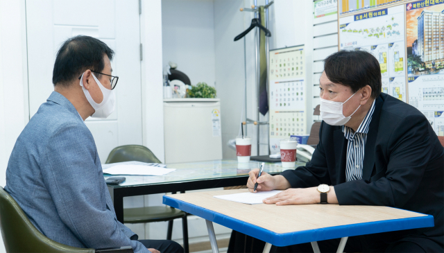 윤석열 전 검찰총장이 지난 13일 오전 서울 도봉구 한 부동산 중개소를 방문, 방진기 한국공인중개사협회 도봉구지회장으로부터 현장의 목소리를 전해 듣고 있다./사진제공=윤석열 캠프